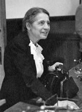 Bild von Lise Meitner während einer Vorlesung an der Catholic University in Washington 1946